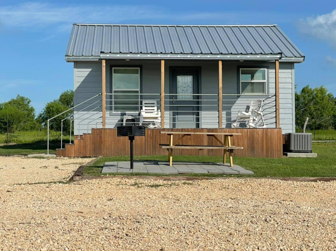 Terrace/patio 2, Southbound RV Park and Cabins, Victoria