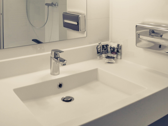 Bathroom 5, Mercure Granville Le Grand Large Hotel, Manche