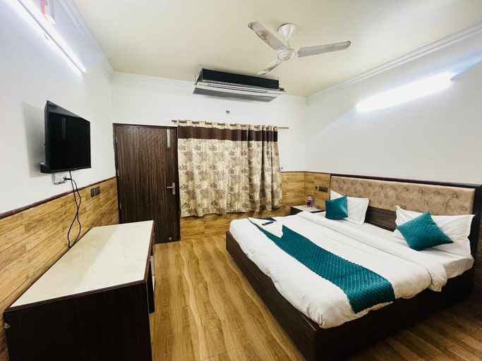 Room 5, Roomshala Vasant Villas- ILBS Hospital, Delhi