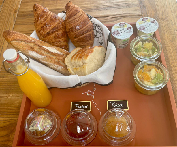 Food & Drinks 4, TiNY HOUSE LE CHALET LIT KING SIZE -TERRASSE - PETIT DEJEUNER-CLIMATISATION -PARKING, Haute-Saône