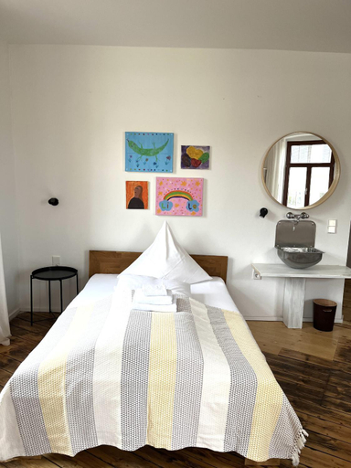 Bedroom 2, Kunstlerzimmer im Kulturhaus Haselburg, Gera