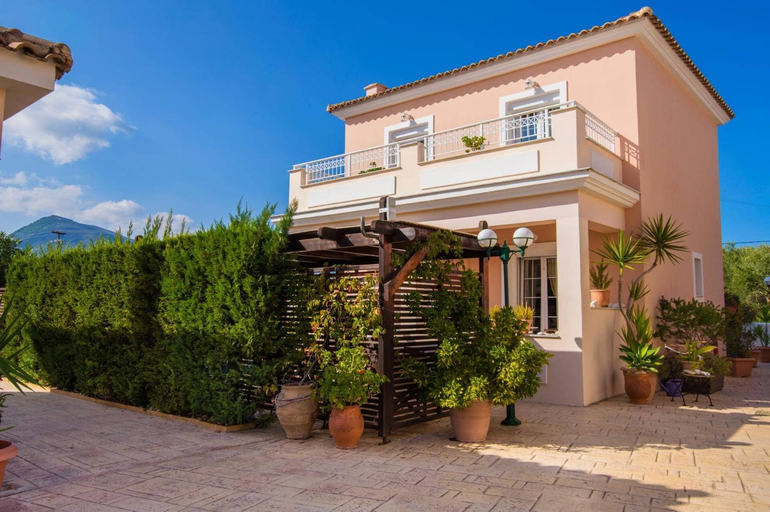Exterior & Views
