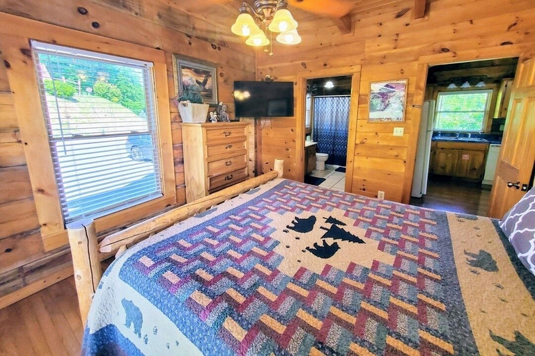 Room 2, Soaring Eagle 4 Bedroom Cabin, Sevier