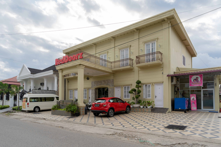 Exterior & Views 2, RedDoorz Plus Syariah @ Jalan Dr Sutomo Padang, Padang