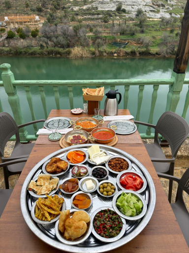 Food & Drinks, Yusuf Cavus Konagı, Halfeti