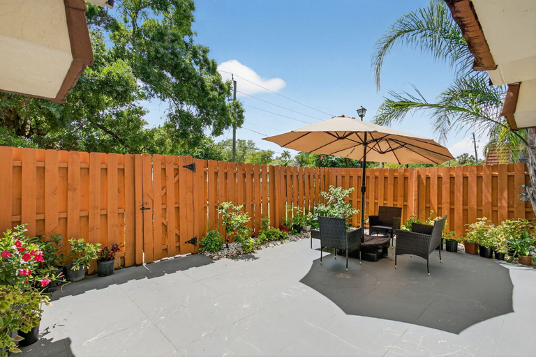 Terrace/patio, Bright & Cozy Townhome · Pool & Near Downtown, Lee