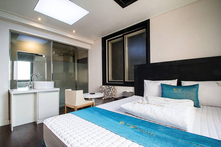 Bedroom 4, Busan Daeyeondong Z, Nam