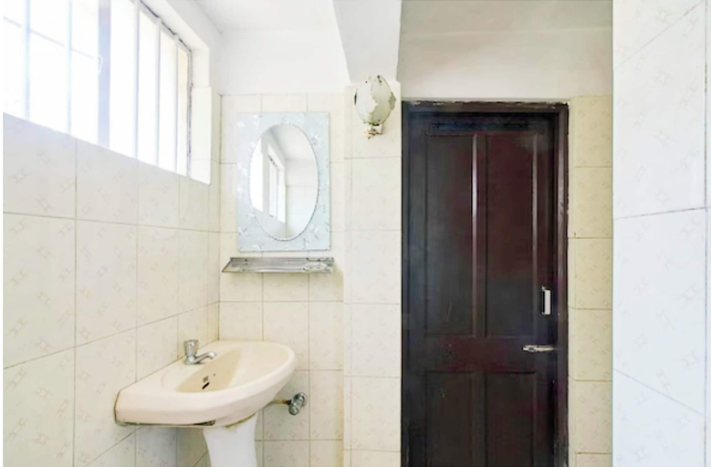 Bathroom 2, Hotel Broadway Mall Road Darjeeling, Darjiling