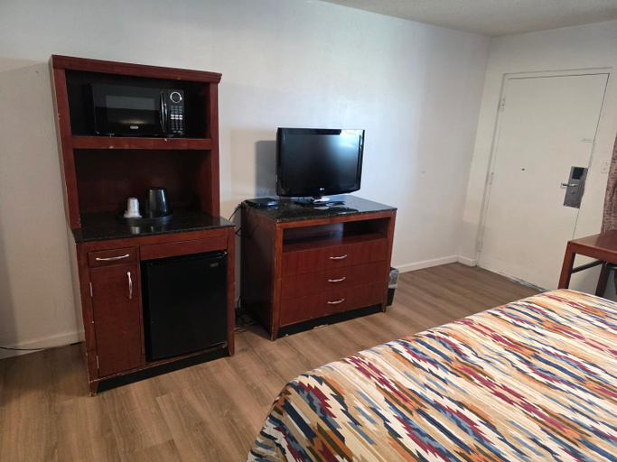 Bedroom 3, Economy Inn, Socorro