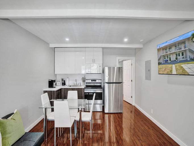 In-room dining 5, 906 North Riverside Dr, Broward