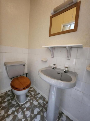 Bathroom 2, The Everglades, Blackpool