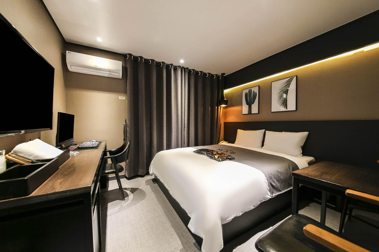 Bedroom 2, Motel Mac, Daedeok