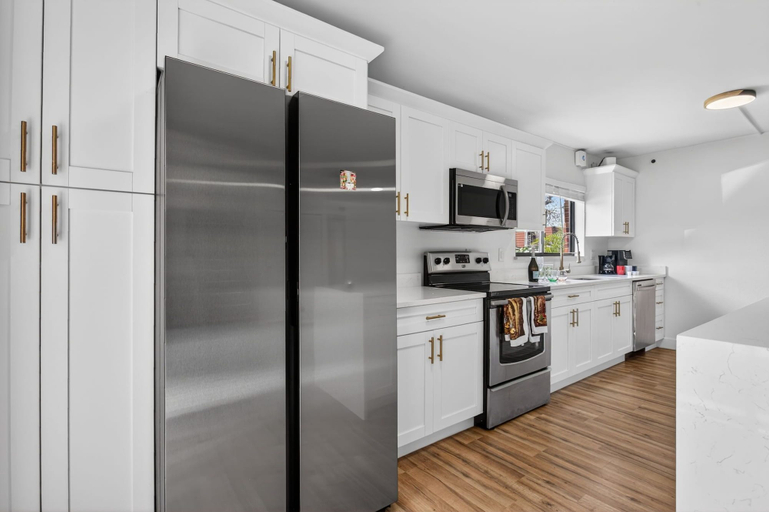Private kitchen 4, Bright & Cozy Townhome · Pool & Near Downtown, Lee