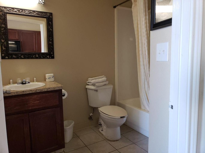 Bathroom 4, Crossroads Inn & Suites, Victoria