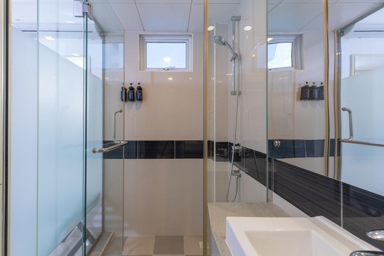 Bathroom 4, The White Harp Beach Hotel, Malé