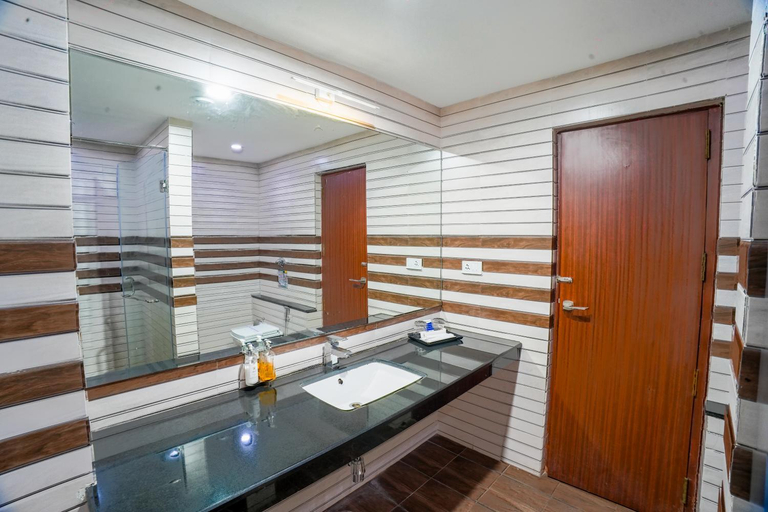 Bathroom 4, The Royal Comfort, Bangalore