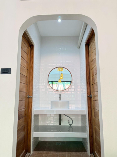 Bathroom 2, Charat BaanPak, Pattaya