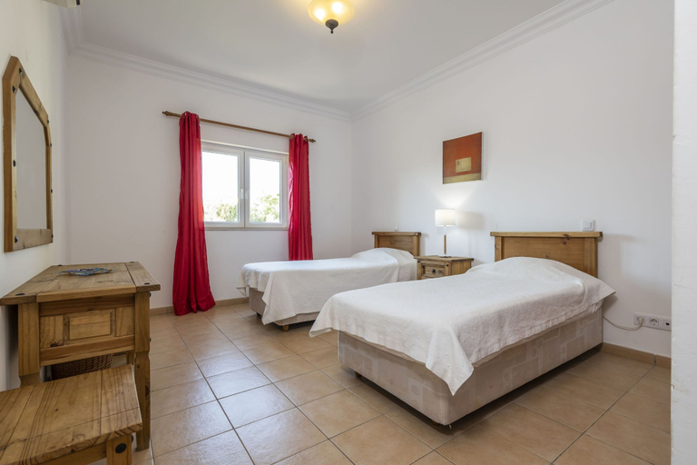 Room 2, Villa Nina With 4 Bedrooms and 4 Bathrooms, Olhão