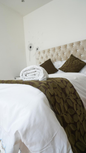 Bedroom 2, Lux Apartment in Gatwick, West Sussex