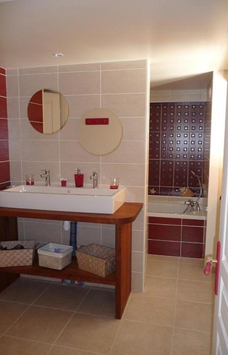 Bathroom 2, Domaine de Grande Font - Chambres d'Hotes, Gironde