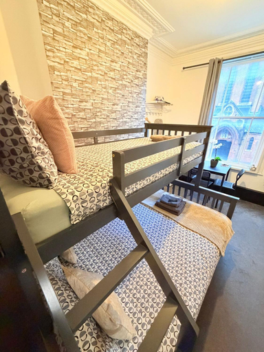 Others 4, 10 Minutes to Central London Vaux, London