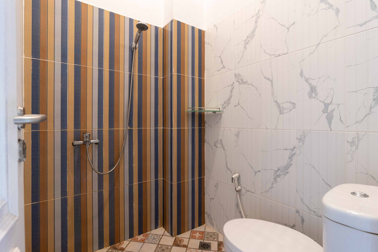 Bathroom 3, RedDoorz Plus Syariah @ Jalan Dr Sutomo Padang, Padang