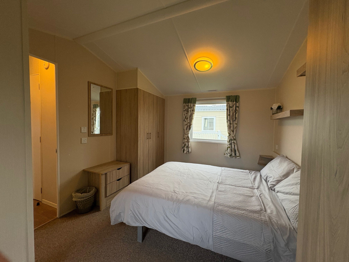 Room 5, Prime Lakeside Caravan at Haven Golden Sands, Lincolnshire