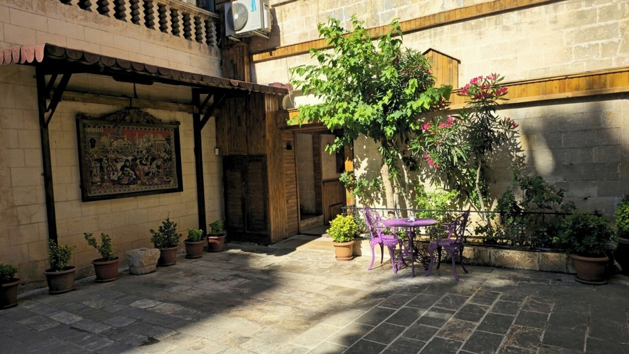 Outdoor dining 4, Gülizar Konukevi, Merkez