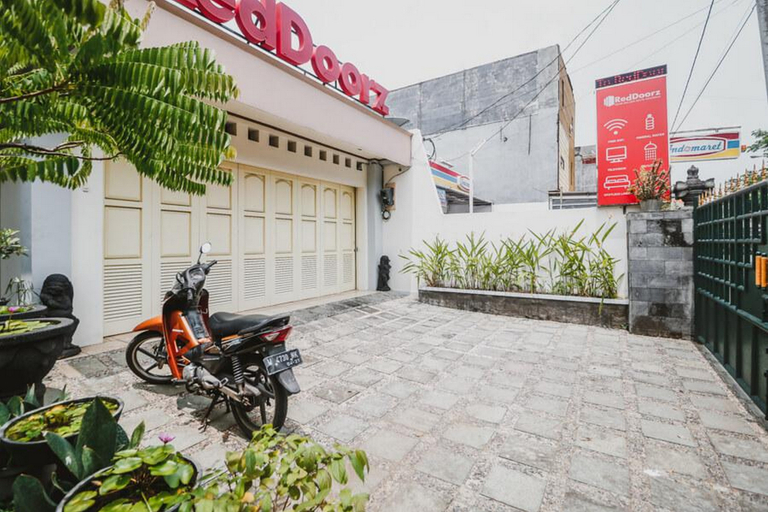 Exterior & Views 2, RedDoorz Syariah near Gelora Delta Sidoarjo, Sidoarjo