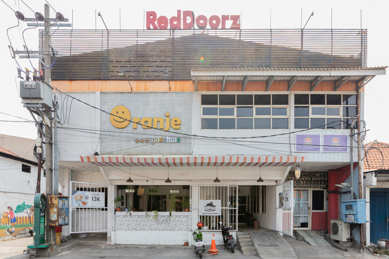 Exterior & Views 2, RedDoorz @ Siwalankerto Surabaya, Surabaya