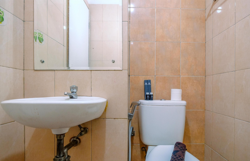 Bathroom 3, Comfort Studio Apartment at Margonda Residence 2 By Travelio, Depok