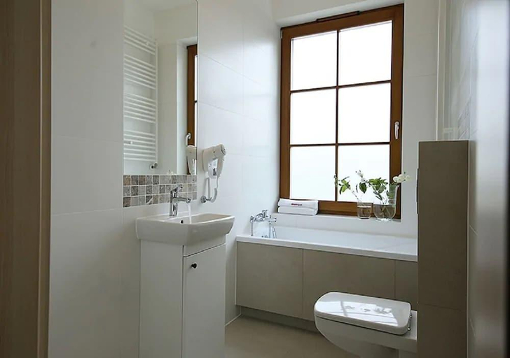 Bathroom 3, Absyntapart Stare Miasto, Środa Śląska
