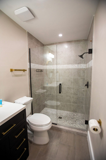 Bathroom 2, The Finn, Lee