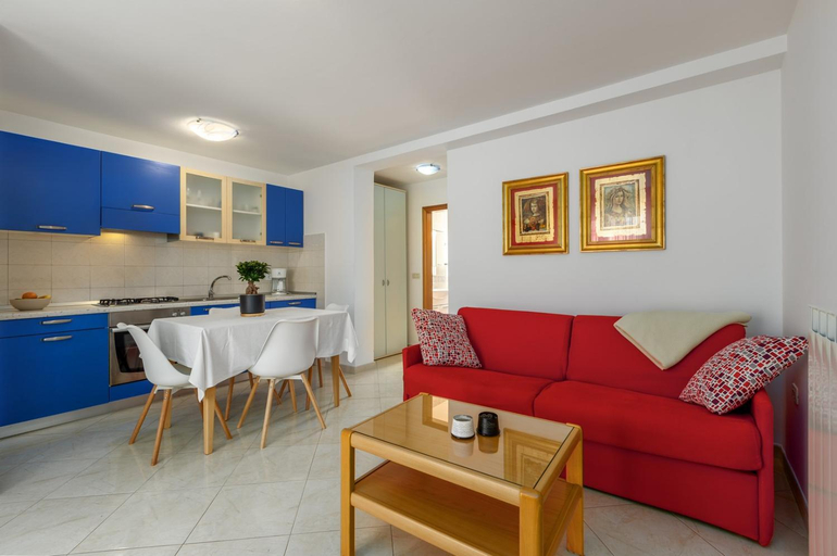 Others 4, House with apartments Dragica, Umag