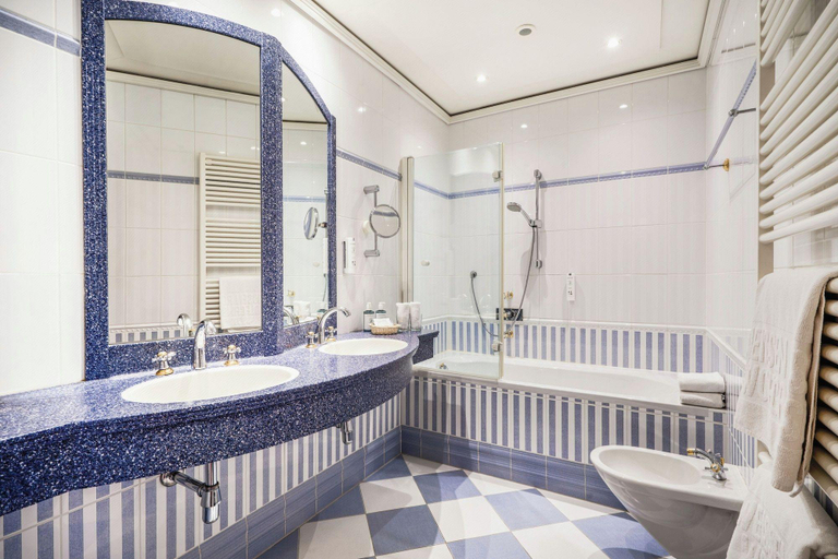 Bathroom 4, Romantik Hotel Im Weissen Rossl, Gmunden