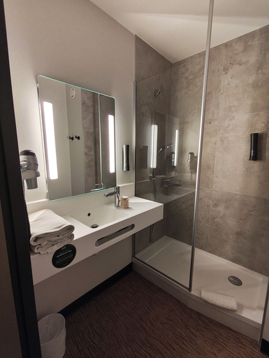 Bathroom 4, B&B HOTEL Clermont-Ferand Nord Riom, Puy-de-Dôme