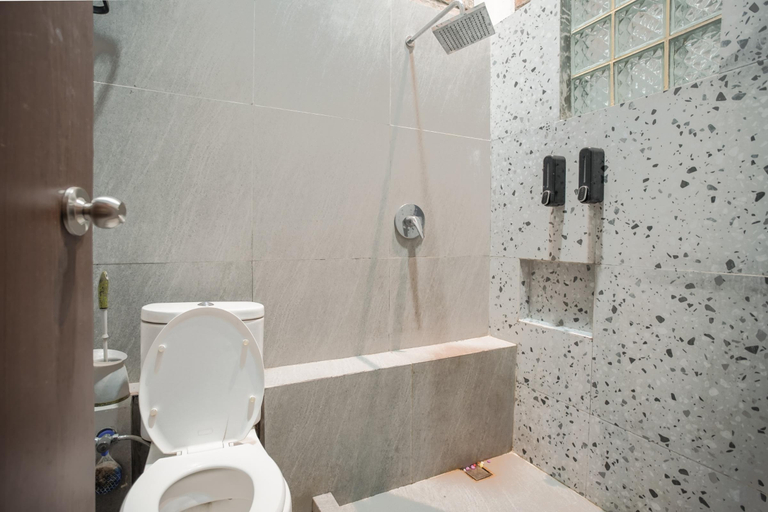 Bathroom 4, Lingga Garden House, Bogor
