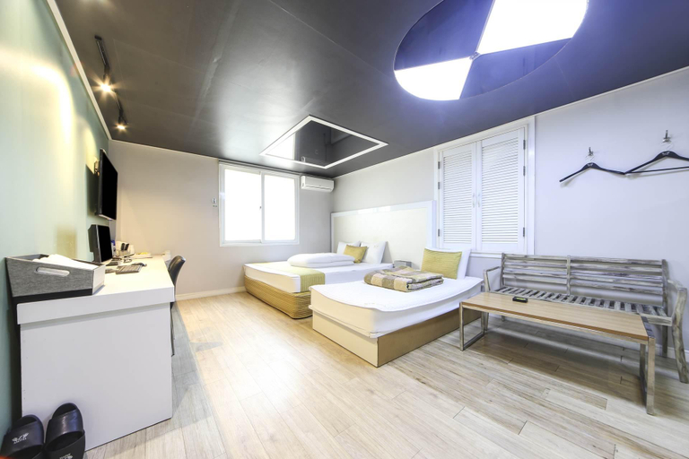 Bedroom 3, Busan Daeyeondong Z, Nam
