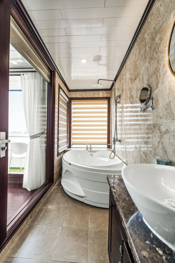 Bathroom 5, Aqua Legend Cruise, Hạ Long
