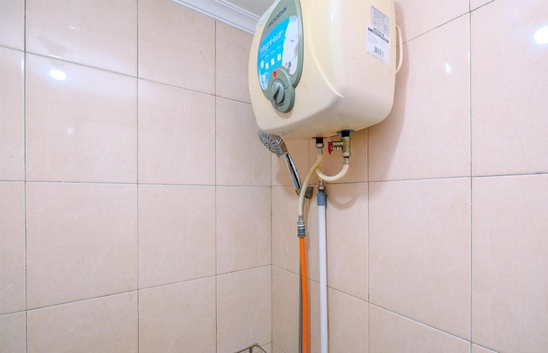 Bathroom 5, Comfort Studio Apartment at Margonda Residence 2 By Travelio, Depok