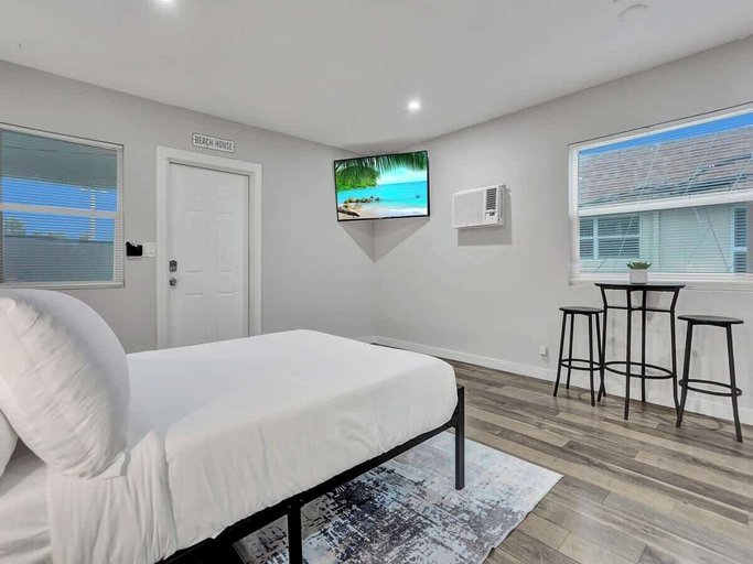 Room 3, 906 North Riverside Dr, Broward