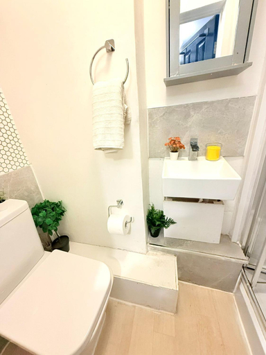 Bathroom 2, 10 Minutes to Central London Vaux, London