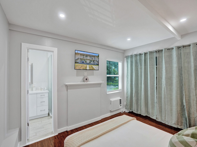 Room 1, 906 North Riverside Dr, Broward