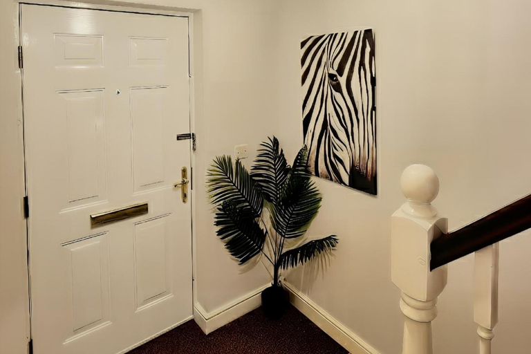 Interior 3, 4-bedroom Contractor House , Sleeps 9 With Parking, South Gloucestershire