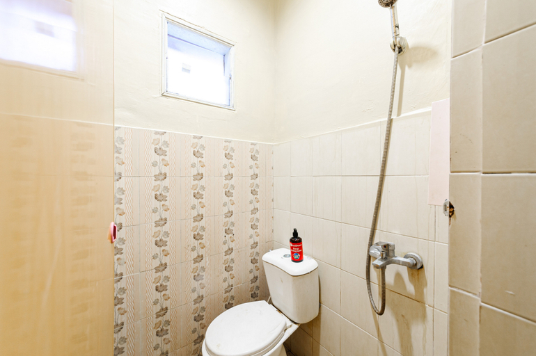 Bathroom, RedDoorz Plus near Universitas Sumatera Utara, Medan