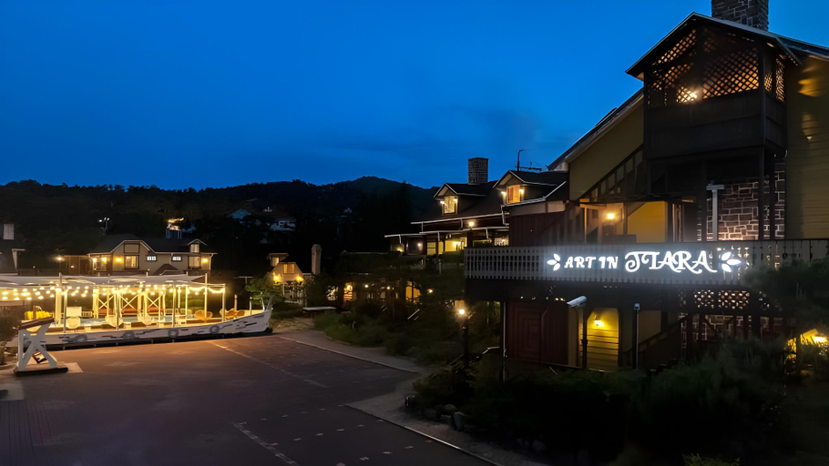 Exterior & Views
