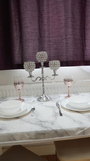 Food & Drinks 4, Lux Apartment in Gatwick, West Sussex