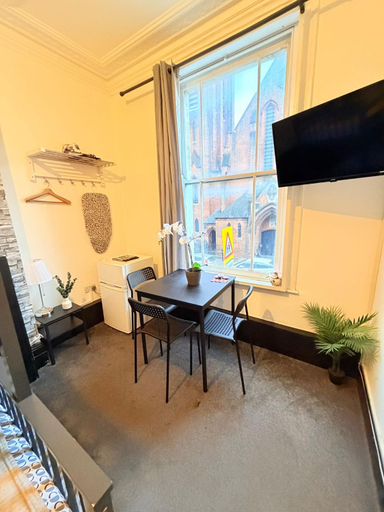 Others 3, 10 Minutes to Central London Vaux, London