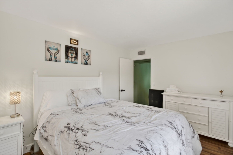 Room 2, Bright & Cozy Townhome · Pool & Near Downtown, Lee