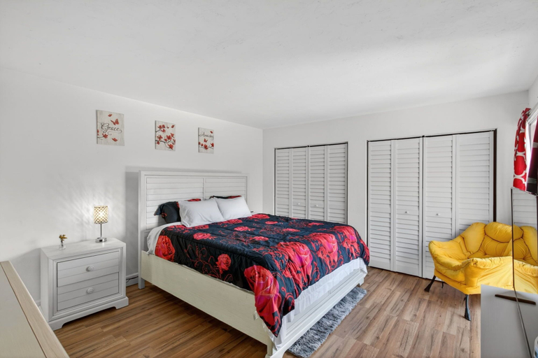 Room 5, Bright & Cozy Townhome · Pool & Near Downtown, Lee